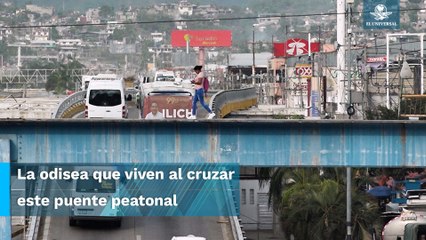 Acapulqueños se juegan la vida al cruzar un puente peatonal sin barandales