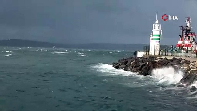 Gökçeada ve Bozcaada feribot seferlerine fırtına engeli!