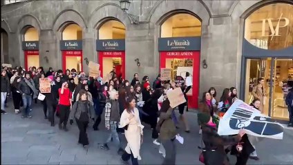 Descargar video: Giornata contro la violenza sulle donne, la manifestazione di Lucca