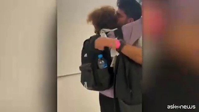 L'abbraccio degli ostaggi israeliani liberati con le loro famiglie