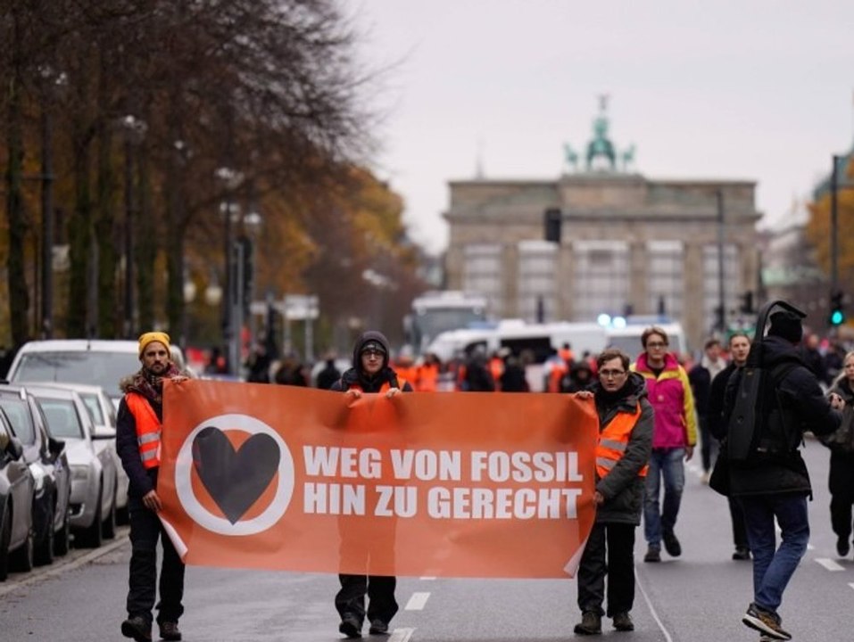 Letzte Generation blockiert Straße des 17. Juni in Berlin