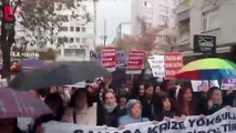 Ankara'da kadınlar sağanak yağmura rağmen alanlara çıktı: Polis açıklamaya izin vermedi