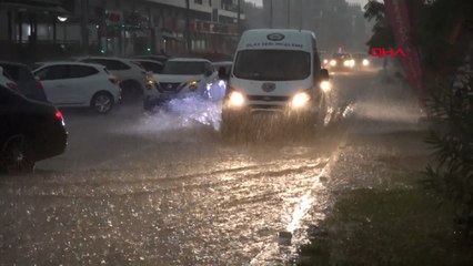 Antalya'da fırtınada tekne battı, uçaklar inemedi
