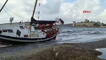 Bodrum'da Kaçak Göçmenlerin Terk Ettiği Yelkenli Tekne Karaya Vurdu