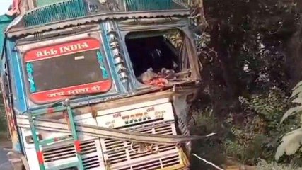 अरवल: शराब के नशे में ट्रक चालक ने पेड़ में मारी जबरदस्त टक्कर, सह चालक हुआ जख्मी