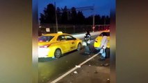 Turistleri gören taksici, aracındaki 3 Türk yolcuyu indirdi