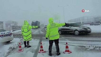Erzurum'da ulaşıma kar engeli