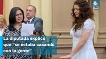 Diputada jura el cargo con vestido de novia y anillo de compromiso