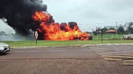Corpo de Bombeiros utilizou líquido gerador de espuma para combater incêndio na BR-277