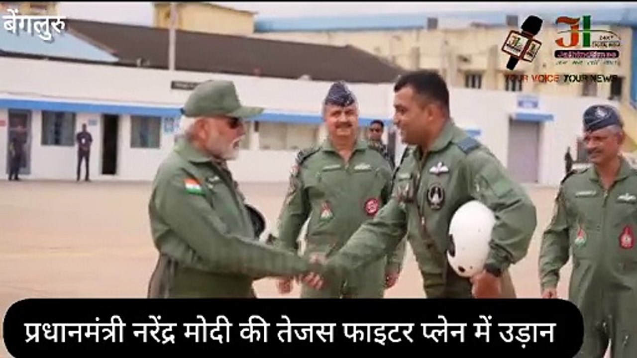 PM Modi sortie in Tejas fighter jet | Tejas jet | बादलों के ऊपर किसे देखकर हाथ हिला रहे | PM Modi