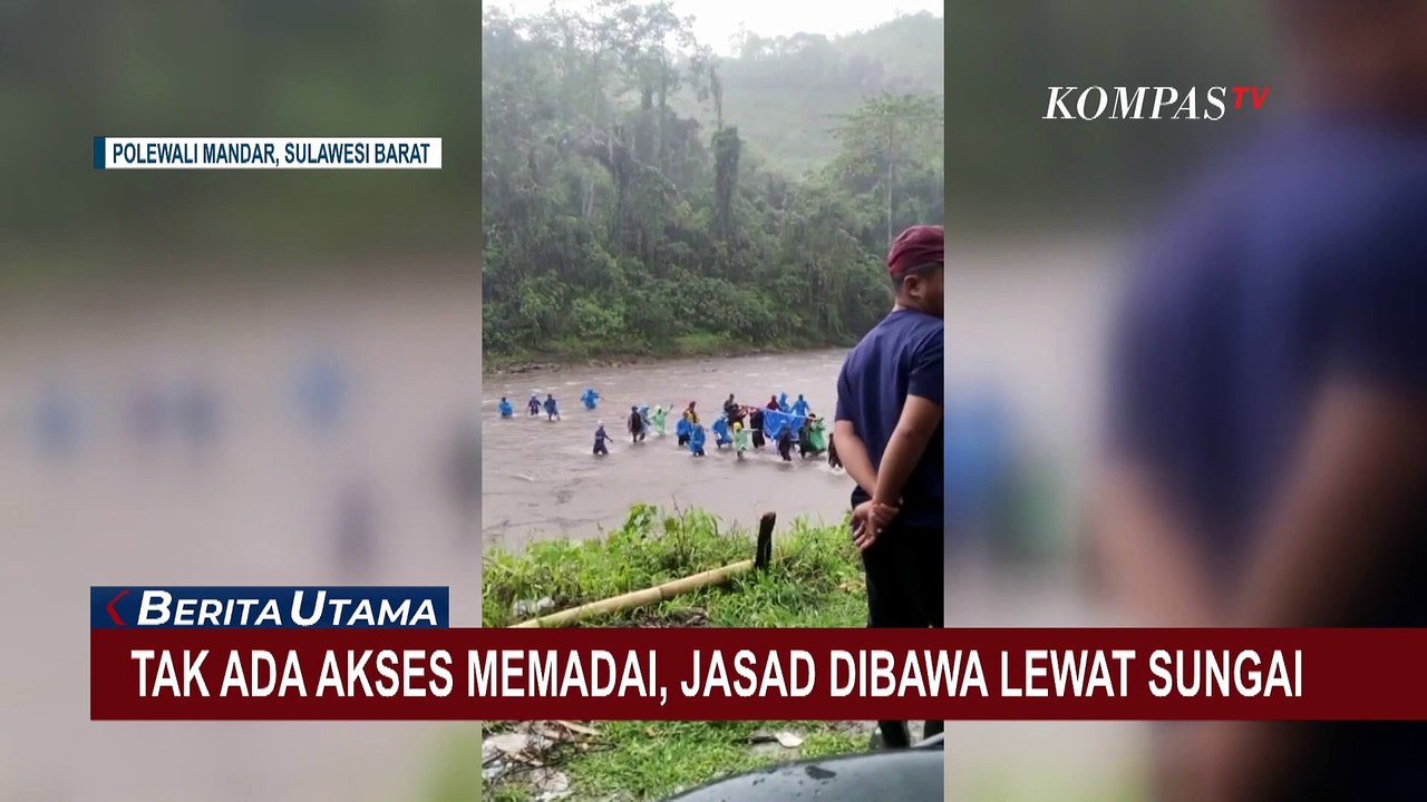 Terhambat Akses, Warga Terpaksa Bawa Jenazah Seberangi Sungai Menuju ke Rumah Duka