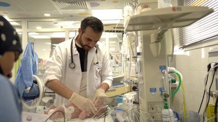 يسابقون الزمن لتقديم الرعاية الطبية.. هذا حال أطباء غزة خلال الهدنة