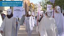 Un grupo de 93 mujeres enmascaradas participan en silencio en la marcha del 25N en Madrid
