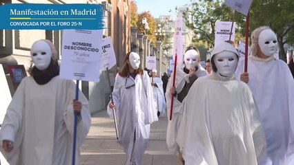 Un grupo de 93 mujeres enmascaradas participan en silencio en la marcha del 25N en Madrid