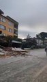 Yalova'da fırtına sonucu çatı uçtu, 2 kişi yaralandı