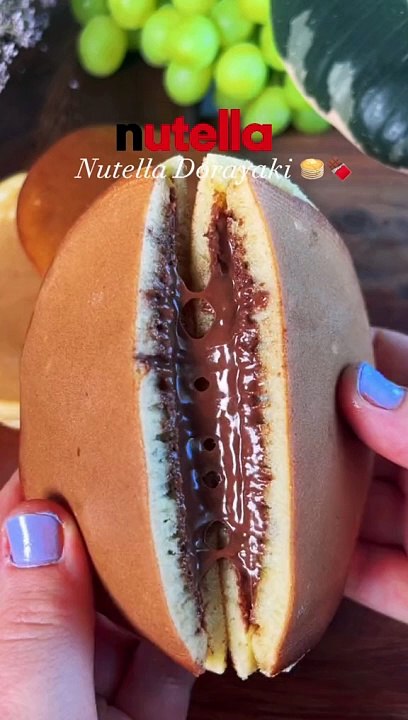 1_Japanska Dorayaki fyllda med nutella  Du behöver  2 ägg 0,5 dl socker 1 msk honung 1,5 dl mjöl 12 tsk bakpulver 0,5