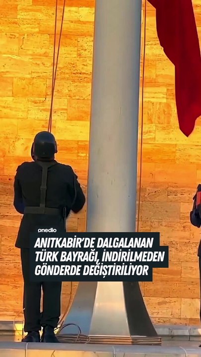 Anıtkabir’de bayrak değişimişi sırasında yeni bayrak göğe çekilmeden eski bayrak indirilmiyor 