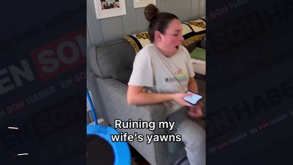 Esneyen eşine her defasında şaka yapan adam