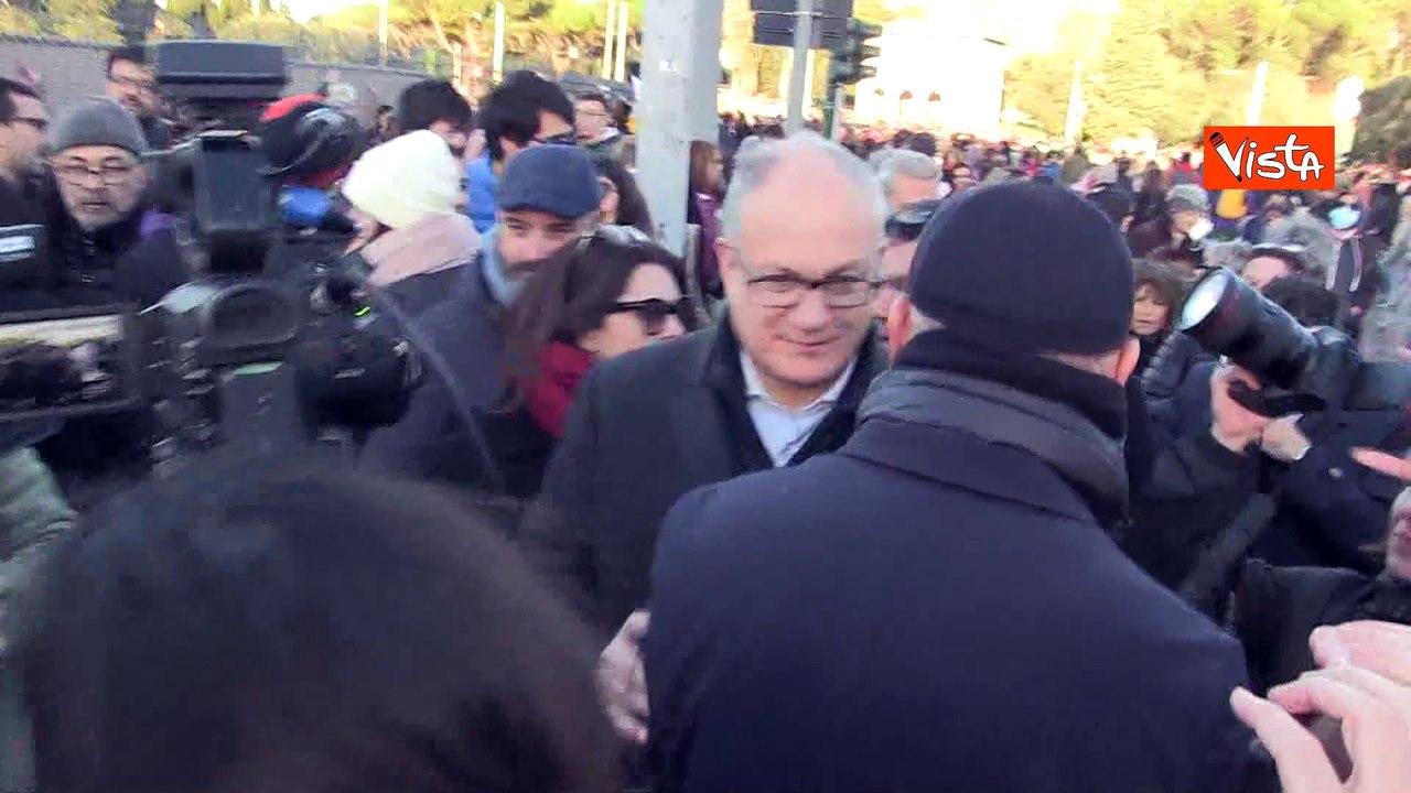 L'abbraccio tra Schlein e Gualtieri alla manifestazione "Non una di meno" a Roma