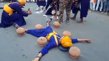 Video- 5 साल का बच्चा आंखों पर पट्टी बांध हथौड़े से फोड़ रहा नारियल