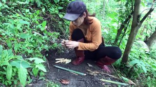 Bushcraft survival build shelter in the Cave, Cook in clay pot, Bird trap - Bushcraft alone rain