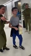 Refém de 9 anos reencontra a família após 49 dias. Veja o vídeo