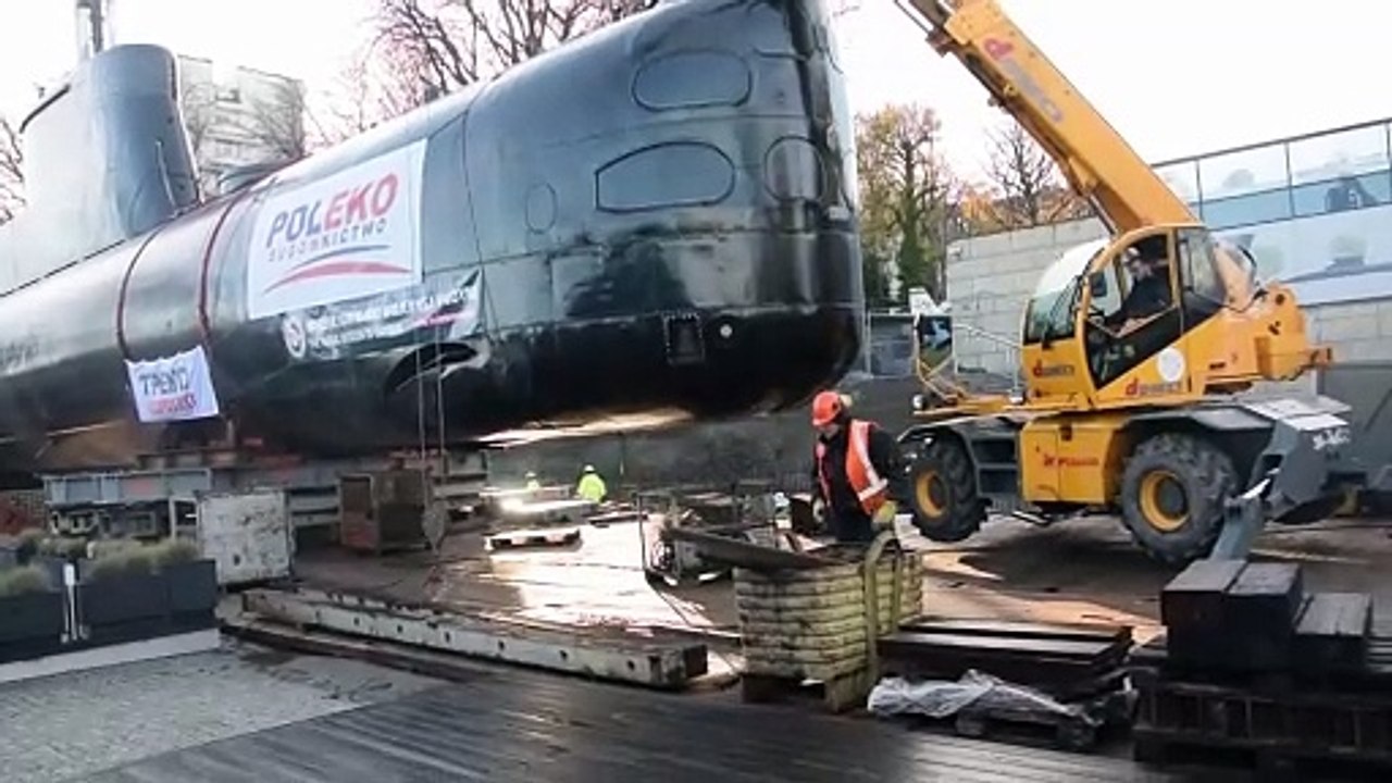 ORP "Sokół" już stoi przy muzeum w Gdyni