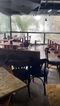 Chuva forte assusta clientes e causa estragos em restaurante