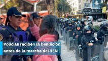 Previo a la marcha del 25N, mujer mayor persigna a mujeres policías