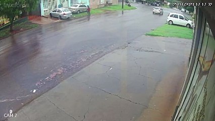 Câmera flagra acidente que deixou motocicleta partida em duas no Floresta