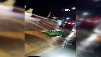 Çeşme'de Fırtına Sebebiyle Denizde Taşmalar Meydana Geldi