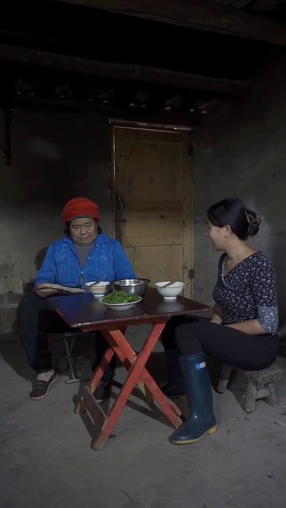 Today I brought some wood from the field and made a strong thread from its peel. After this I made a very delicious recipe of beans at home.