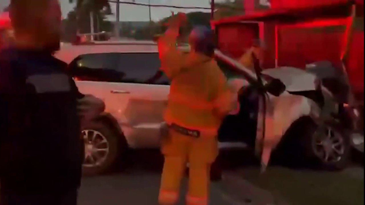 Dos muertos y dos heridos tras choque de todoterreno y moto contra parada de bus