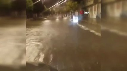 Uzunköprü'de şiddetli yağışlar yolları göle çevirdi