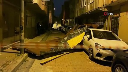 İstanbul'da fırtına etkisini sürdürüyor: Kağıthane'de bir binanın çatısı uçtu