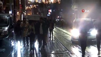 Taksim'de Şiddetli Fırtına ve Sağanak Yağış