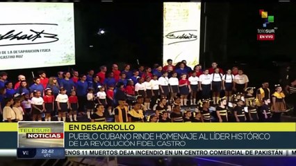 Miles de personas rinden homenaje a Fidel Castro en la escalinata de la Universidad de La Habana