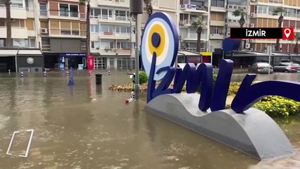 İzmir'de deniz taştı, sokaklar su altında kaldı