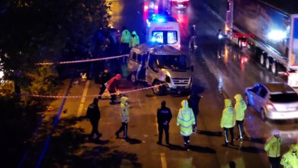 Konya'da minibüs refüje çarptı: 3 ölü