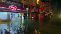 İzmir'de kuvvetli yağış ve fırtına nedeniyle denizle kara birleşti
