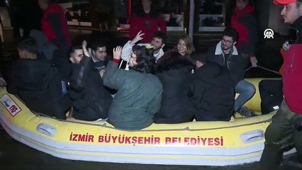 İzmir'de deniz taştı, sokaklar su altında kaldı