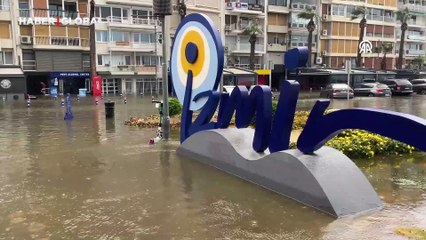 İzmir'de deniz taştı, sokaklar su altında kaldı