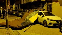 İstanbul'da fırtına ve sağanak: Bazı yerlerde çatılar uçtu