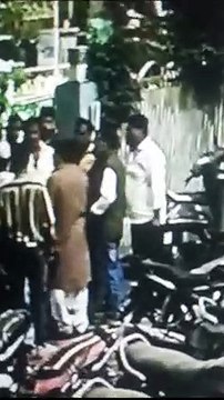 सपा प्रत्याशी की बेरहमी से पिटाई, दौड़कर थाने में घुसे तो बची जान, वीडियो वायरल