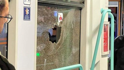 Zeytinburnu'nda tramvaya taşlı saldırı