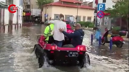 İZMİR'DE DENİZ TAŞTI, DENİZ SULARI KALDIRIMLA BİRLEŞTİ