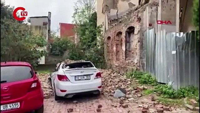 Fatih'te iki katlı metruk binada çökme