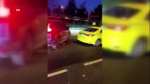 Turistleri gören taksici, aracındaki 3 Türk yolcuyu zorla indirdi