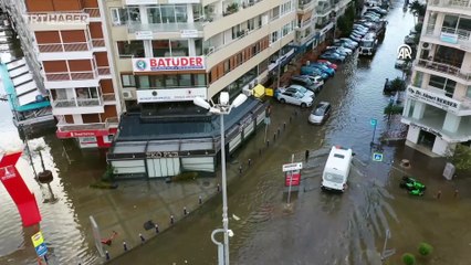 İzmir'de deniz taştı, sokaklar su altında kaldı