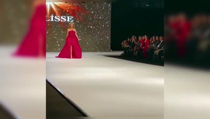 Podyumda elbisesinin azizliğine uğrayan Sema Şimşek yere kapaklandı